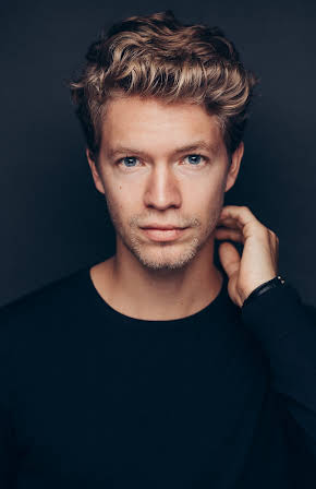 Elias Munk as 