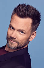 Joel McHale som 