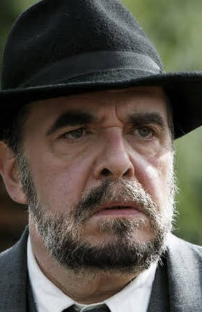 Patrick Descamps as Le géant 
  
  
  (voice)