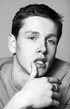 Harris Dickinson como 