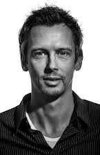 Simon Kaijser som Director