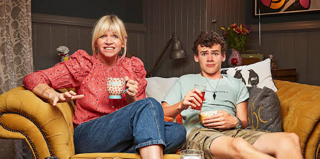 10:00 PM: Celebrity Gogglebox | E4 | 12/27 2025