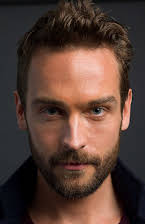 Tom Mison como 