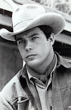 Tony Young como Lt. Rivera