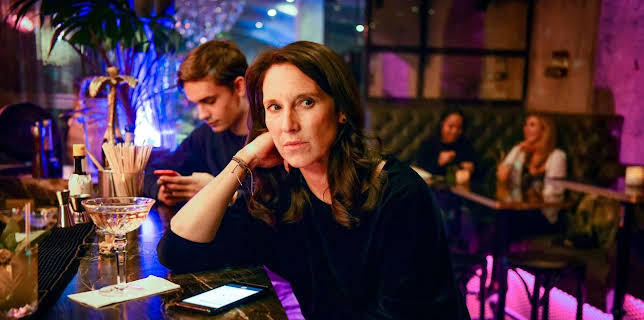 22:00: Vorstadtweiber (S05/E09) | One | 12/18 2025