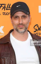 Jonathan Avigdori som 