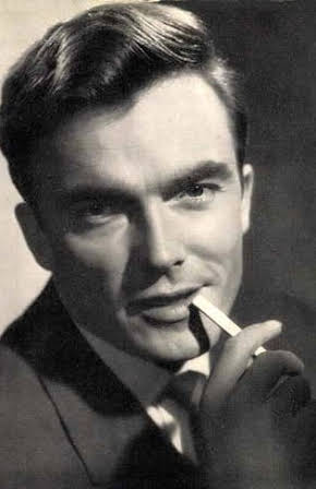 Erik Schumann as 