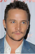 Travis Aaron Wade como 