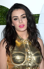 Charli XCX som Kitty
