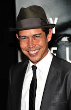 Anthony Michael Ruivivar como Peter