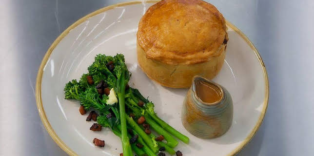 9:00 PM: Celebrity MasterChef (S20 E10) (S20) | BBC One Scotland | 12/8 2025