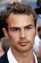 Theo James som 