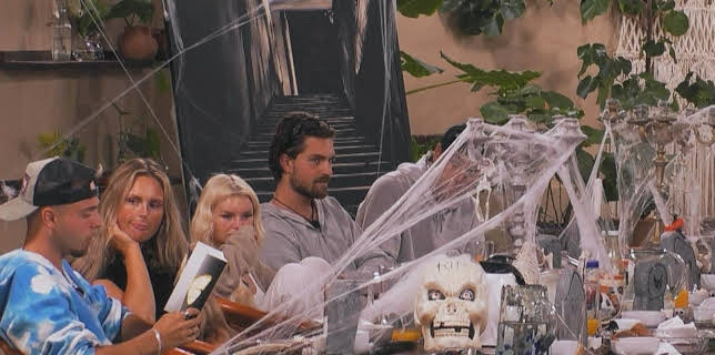 01:10: Paradise Hotel (S17 E35) (S17) | TV3 | 11/15 2025