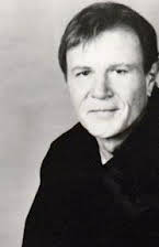 Benjamin Hendrickson como Dr. Frederick Chilton