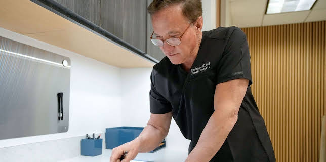 00:35: Verpfuscht - Ein Fall für die Beauty-Docs | Sixx | 12/25 2025