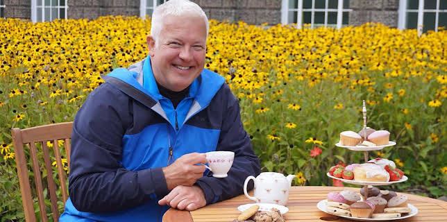 8:30 AM: Weatherman Walking | BBC Two | 11/14 2025