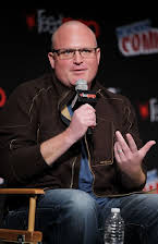 Derek Kolstad como Director