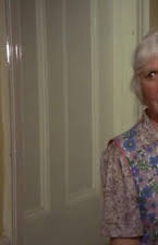 Anne Dyson como The Queen