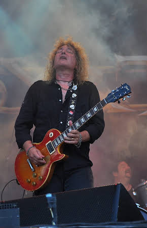 Dave Meniketti as 