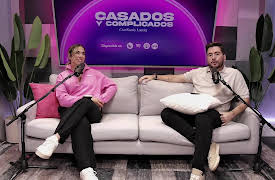 Casados y Complicados con Santi y Laurita season-1: Sobreviviendo al primer año de matrimonio