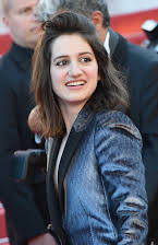 Aloïse Sauvage como Waitress