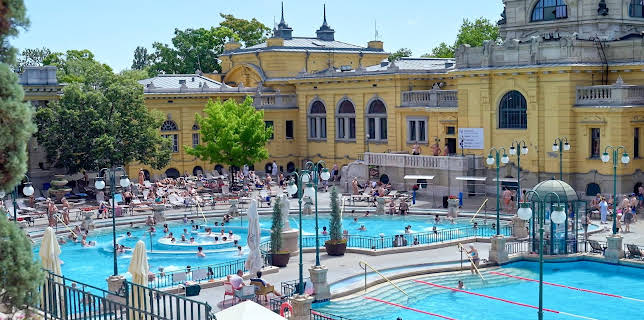 01:50: Paris til Istanbul med Sue Perkins: Budapest | NRK 1 | 3/15 2026