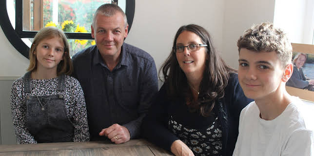 5:40 AM: Kirstie and Phil's Love It or... | Channel 4 | 12/31 2025