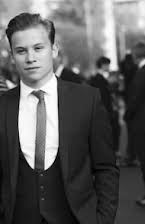 Finn Cole som 