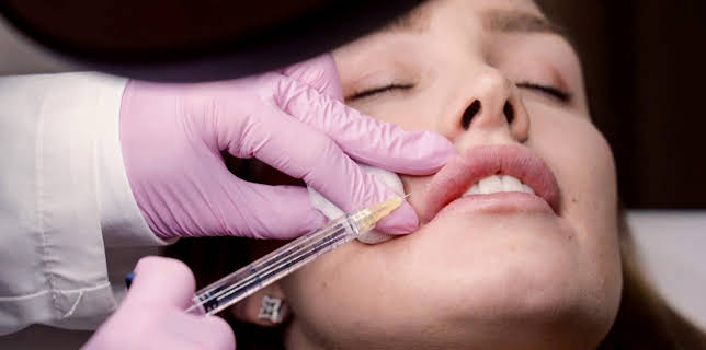 22:55: Alles für die Schönheit – Perfektion dank Spritze und Skalpell | 3SAT | 12/11 2025