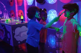 Emilys fantastiska experiment: Självlysande party