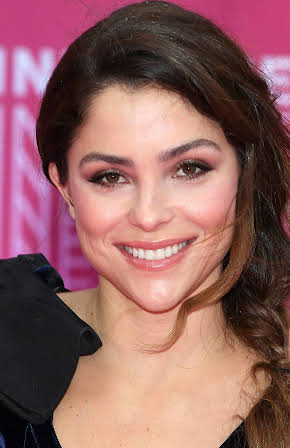 Paulina Dávila as 