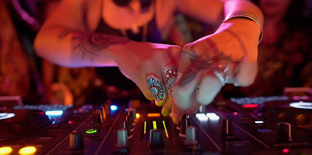 12:45: Ibiza - Partyinsel und Hippieparadies | ZDFinfo | 12/4 2025