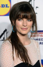 Aisling Bea som 