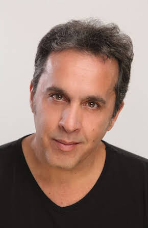 Iván Tamayo as Officer Ruiz