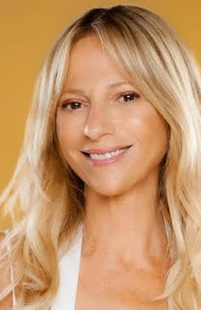 Claudia Fontán as Sabrina, Toto's mother