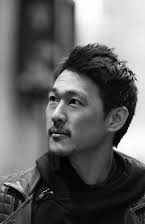 James Chen som Dr. Foulkes