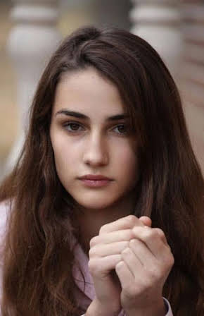 Sandra Escacena as 