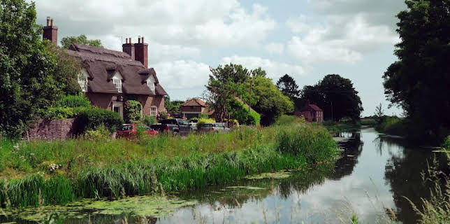 01:50: En plats på landet (S31 E14) (S31) | TV8 | 12/7 2025