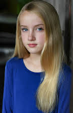 Mylie Stone como Emily