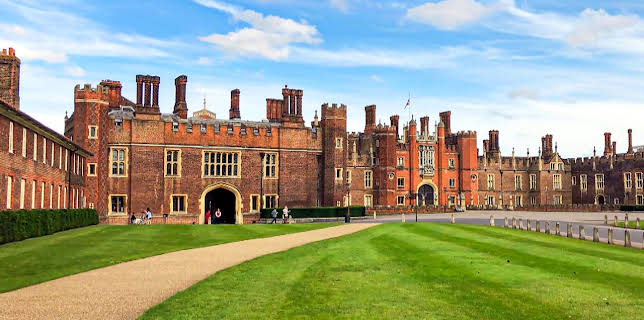 6:00 PM: Secrets of The Royal Palaces (S2 E6) (S2) | Channel 5 | 11/27 2025