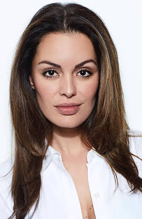 Caroline de Souza Correa as 
