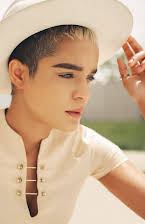 Elizabeth Faith Ludlow som First Lieutenant Griffin