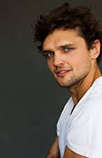 Ray Nicholson som American Stock Broker