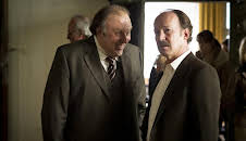 Eine Hand wäscht die andere