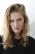 Toni Garrn som 