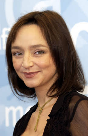 Maria de Medeiros as 