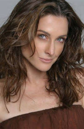 Lisa King as Queen