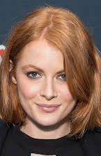 Emily Beecham como 