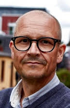 Birger Larsen som Director