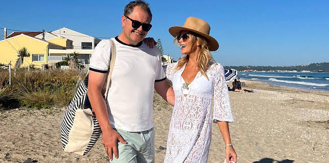 9:30 PM: Amanda & Alan's Greek Job (S1 E2) (S1) | BBC One | 1/9 2026